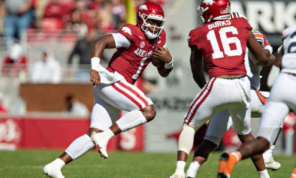 KJ Jefferson (1) of the Arkansas Razorbacks runs the ball in the first half while getting a block from receiver Treylon Burks during a game against the Auburn Tigers at Donald W. Reynolds Razorback Stadium.